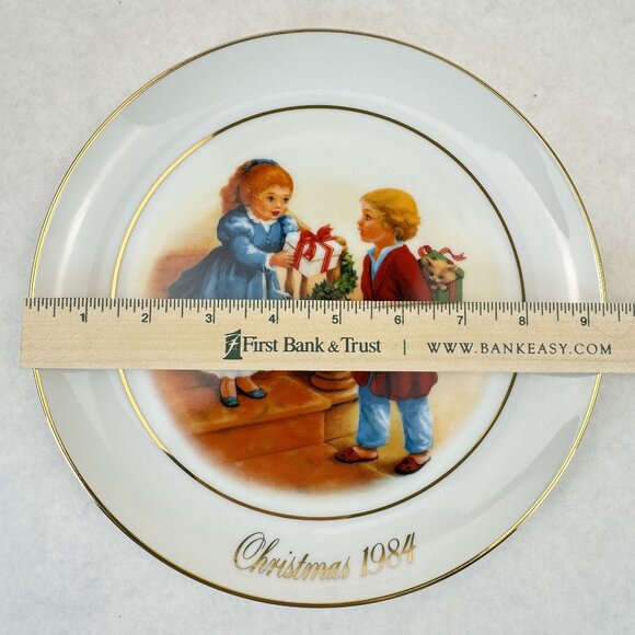 Avon Christmas Memories 1984 Porcelain Plate "Celebrating The Joy Of Giving" 9" - Picture 9 of 9